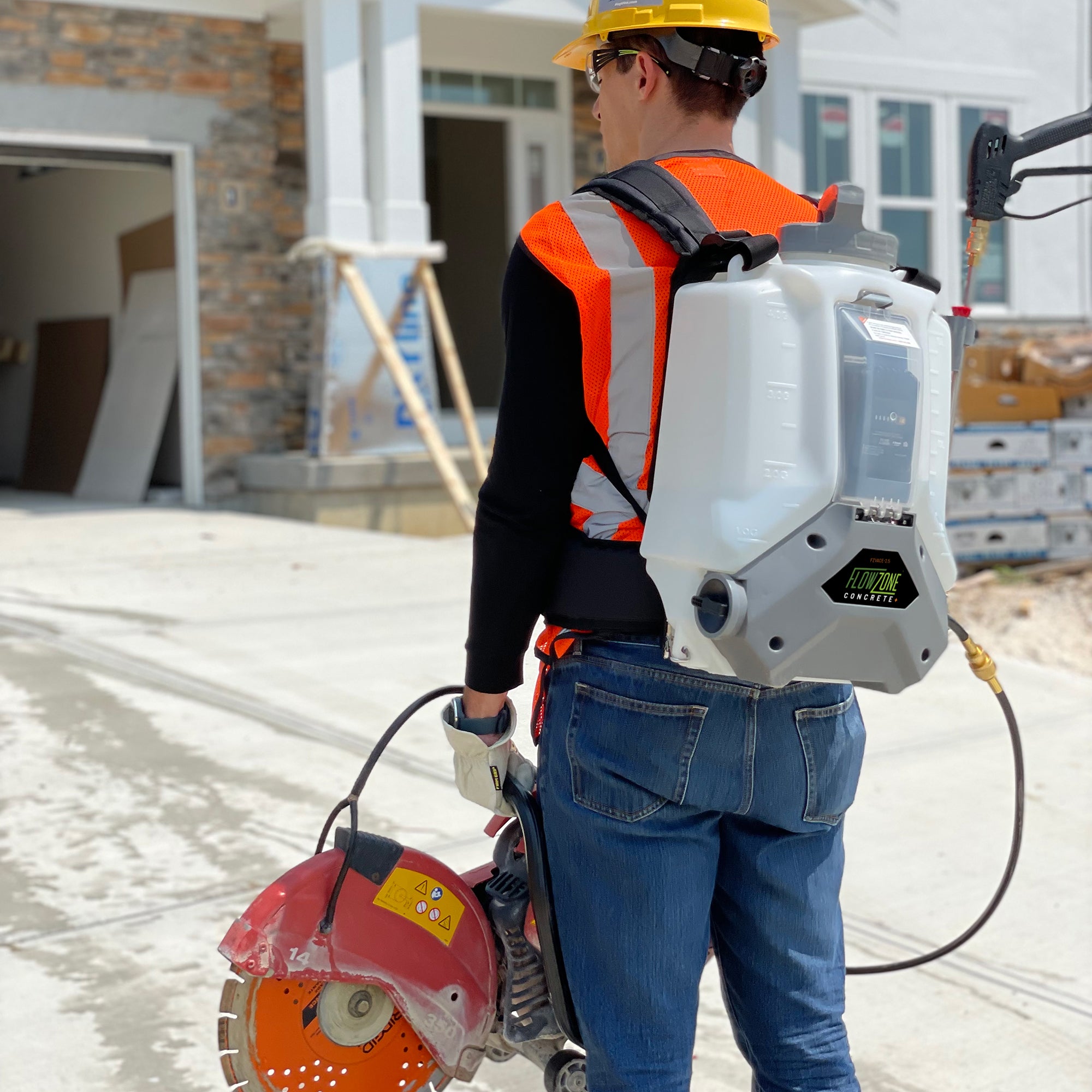 Concrete+ Typhoon 2.5 Pulverizador de mochila con batería de presión variable de 5 posiciones (4 galones) 