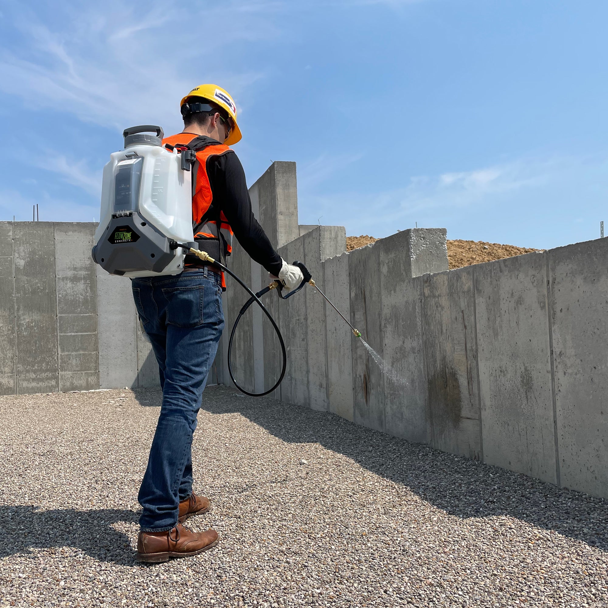 Concrete+ Typhoon 2.5 Pulverizador de mochila con batería de presión variable de 5 posiciones (4 galones) 